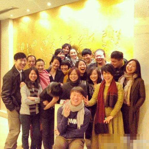 王菲素颜好友庆生 众人开心大<em>合影</em>-好友,<em>合影照</em>