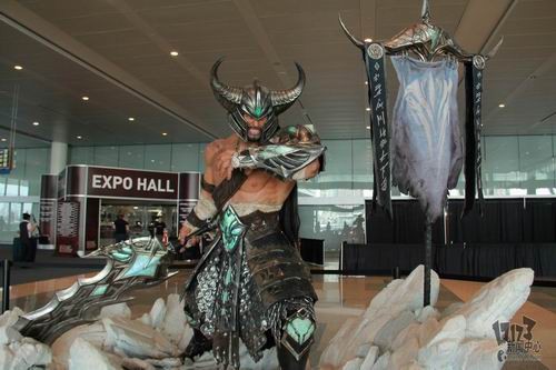 PAX现场掠影 真人大小霸气蛮王瑞兹雕像抢眼