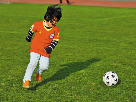 小小姑娘也爱足球 小学生足球训练营开始招女