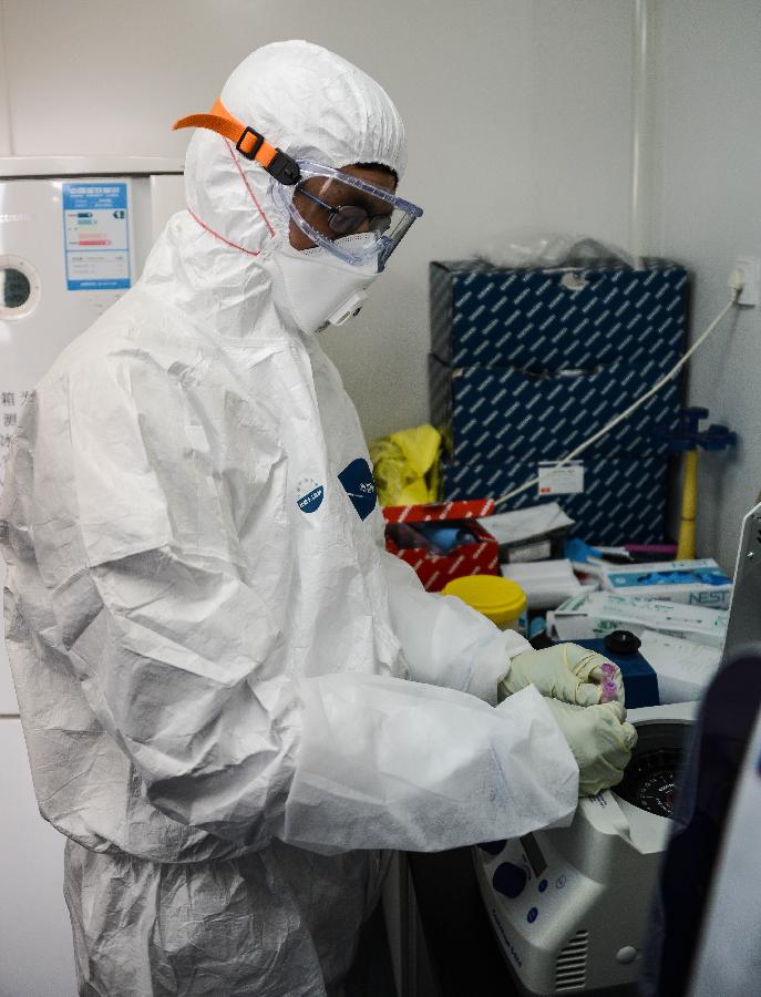 （新华直击）（2）目击浙江省疾控中心H7N9病毒检测过程