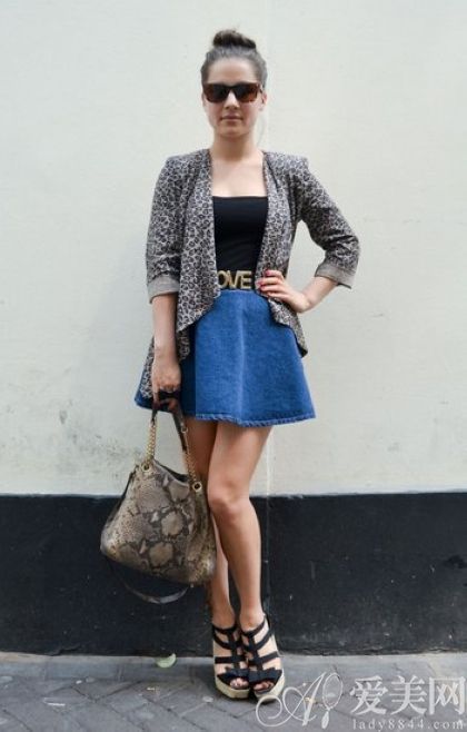 搭配tips:豹纹<em>开衫</em>+<em>黑色</em>裹胸衣+牛仔<em>伞裙</em>