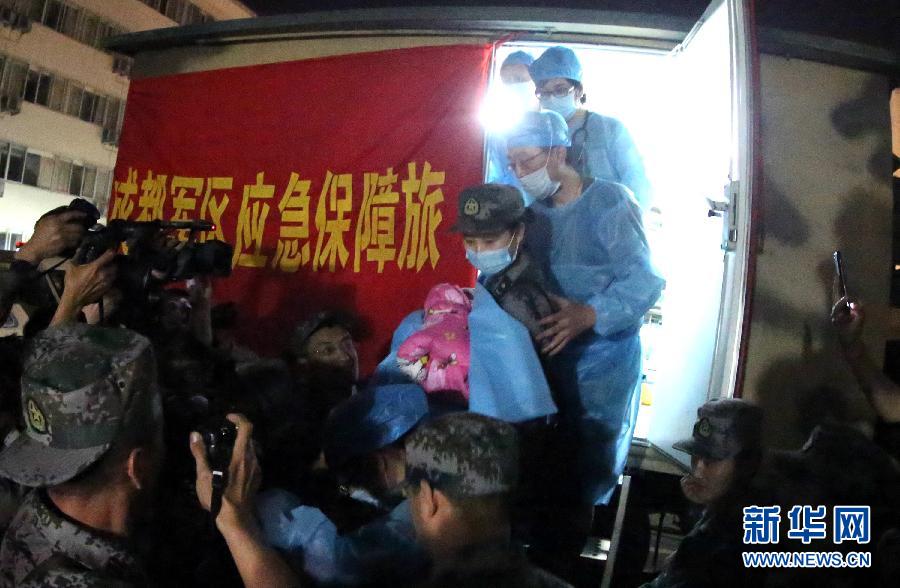 夫妻军医地震灾区携手救援