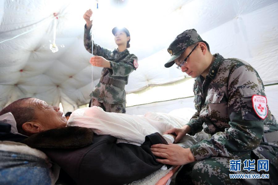 夫妻军医地震灾区携手救援