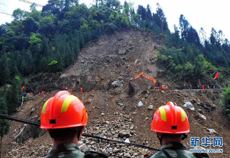雅安地震灾区主要道路全线抢通