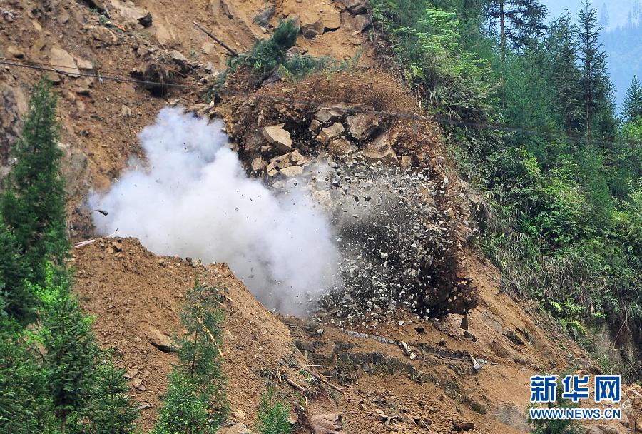 雅安地震灾区主要道路全线抢通