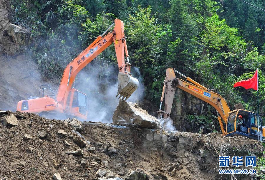 雅安地震灾区主要道路全线抢通
