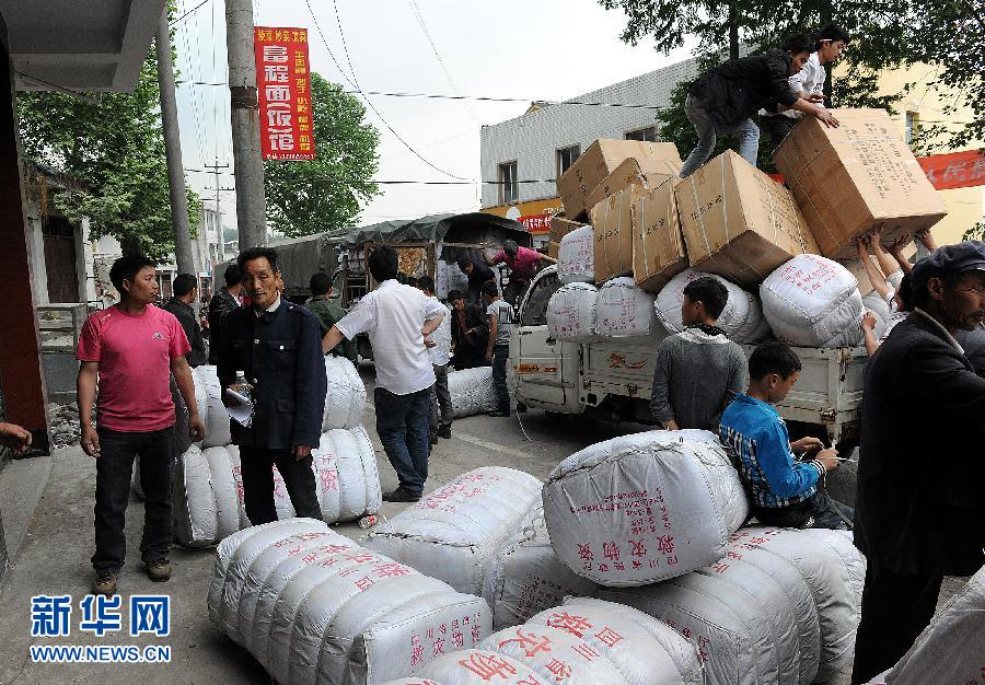 各种生活物资源源不断运抵灾区