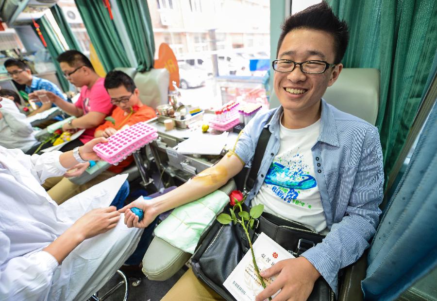 杭州举行迎五四青年义务献血活动-迎五四,青