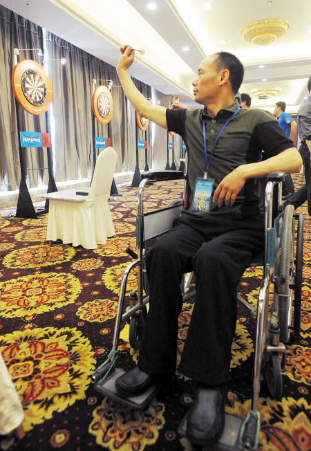 长三角飞镖高手甬城切磋 残疾选手照样玩得挺
