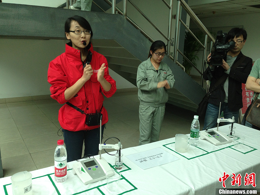 农夫山泉邀请媒体探访工厂 现场做PH值实验-工