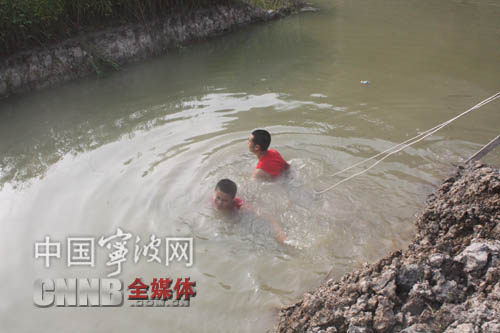 光公寓二期工程旁的艺蒲禷5固件升级; 一小男孩塘边钓龙虾不幸溺水