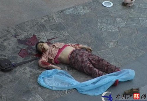 南京一女子跳楼当场身亡 百人围观