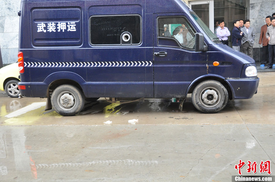 江苏一运钞车押运员车内开枪自杀身亡 原因尚