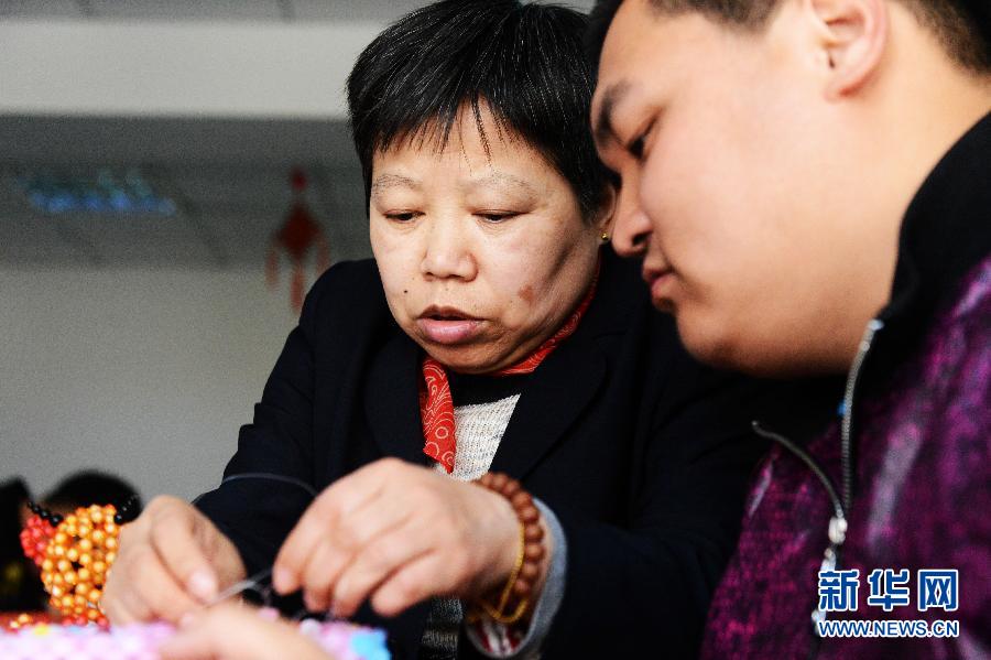 中国梦 我的梦:肢残教师编织“助残梦”