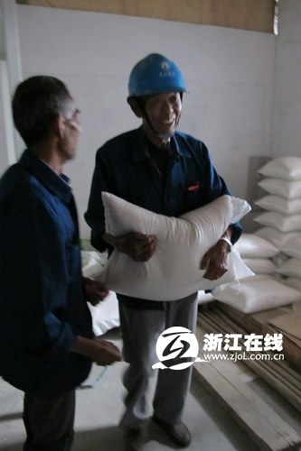 老外机器种地老农发"农场梦" 村民土地入股分红