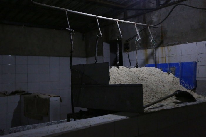 真恶心!过脏米线制作全过程大曝光-米线,制作