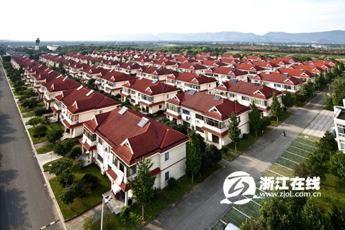 全国首个监测PM2.5的村庄 连路灯都用风光发电