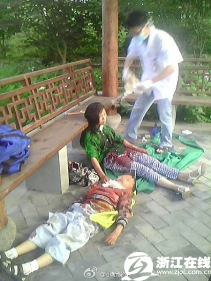 跳起夺刀-6岁男孩,亲娘割脖倒地,自杀,打电话,也