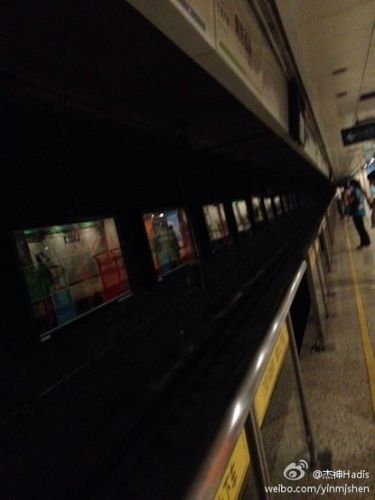 上海中心城区突发大面积停电 地铁停运多人被