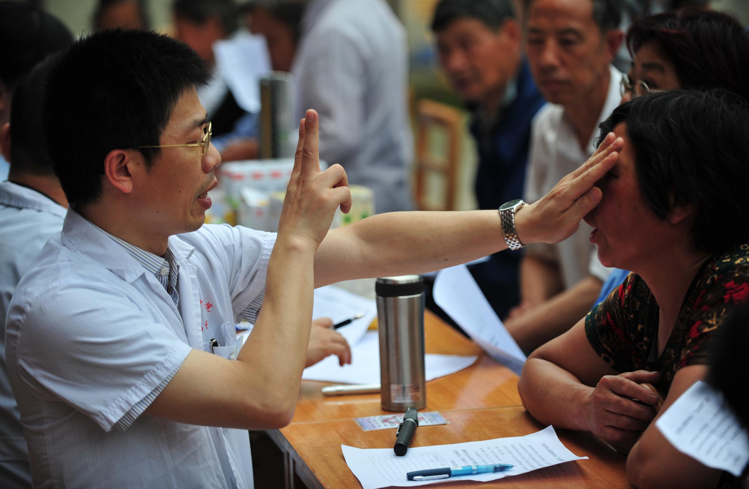 眼科专家赴宁海县深甽镇马岙村为村民义诊-眼科,村民,检查,宁波,患者,-中国宁波网-新闻中心