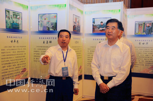 汪洋同志参观食品安全“诚信守望者”展览