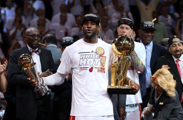 组图:热火夺冠庆典詹皇抱双杯 韦德庆祝很开心