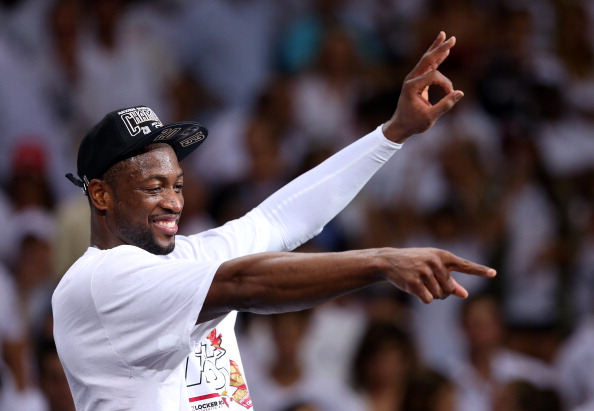 组图:热火夺冠庆典詹皇抱双杯 韦德庆祝很开心