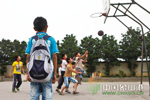 放学后,中成喜欢在操场上看同学们打篮球,幻想着自己有一天与他们一起