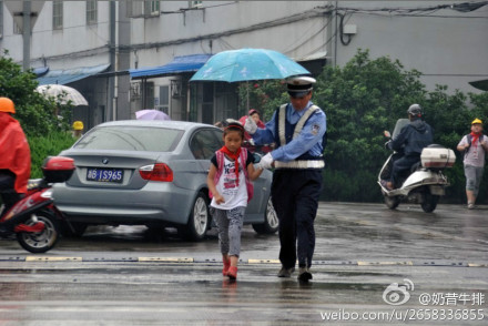 交警雨天护送小朋友过马路-小朋友,交警,过马路