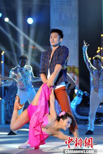 《舞出我人生》刘璇倒挂金钩晋级六强(图)-舞