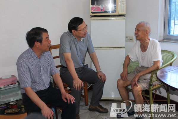 薛维海,魏祖民,胡祖友,顾国芳等区领导分路走访慰问老党员和困难党员