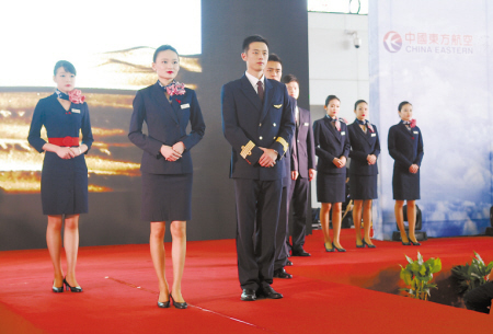 昨天,东方航空展示了2013款空乘制服.