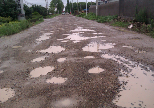 道路坑坑洼洼,车子摇晃令人作呕