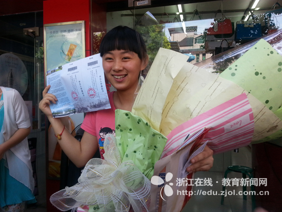 2013浙江首封高考录取通知送出 异地高考生圆