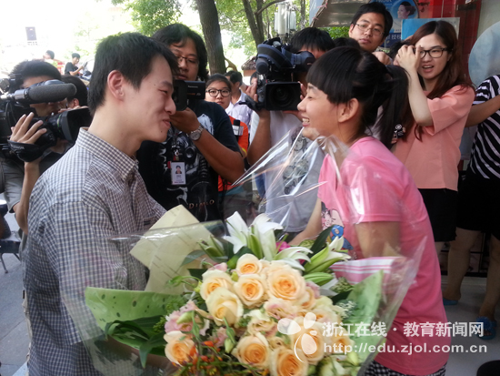 2013浙江首封高考录取通知送出 异地高考生圆