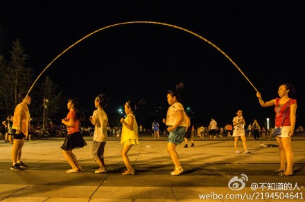 夏夜的广场上,一群孩子在跳长绳-夏夜,跳大绳