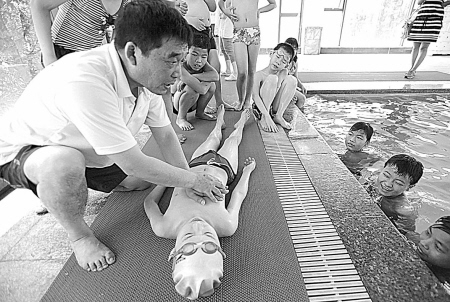 暑假安全第1课 游泳教练为小学生讲解如何自救