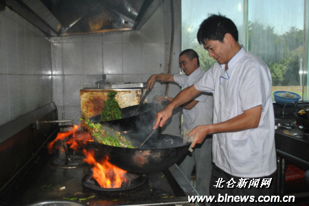 厨师:做顿午饭要颠锅上百次-李师傅,打火机,昨