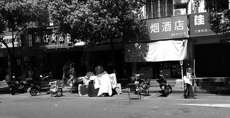 宁波江东华严片区部分沿街商家侵占咪表停车位