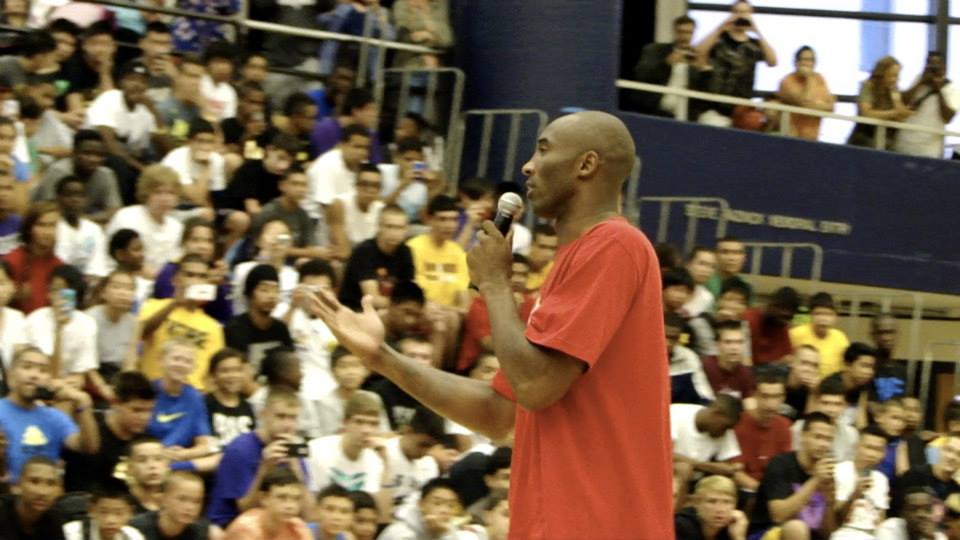 科比出席篮球训练营 与美女记者微笑畅谈-科比