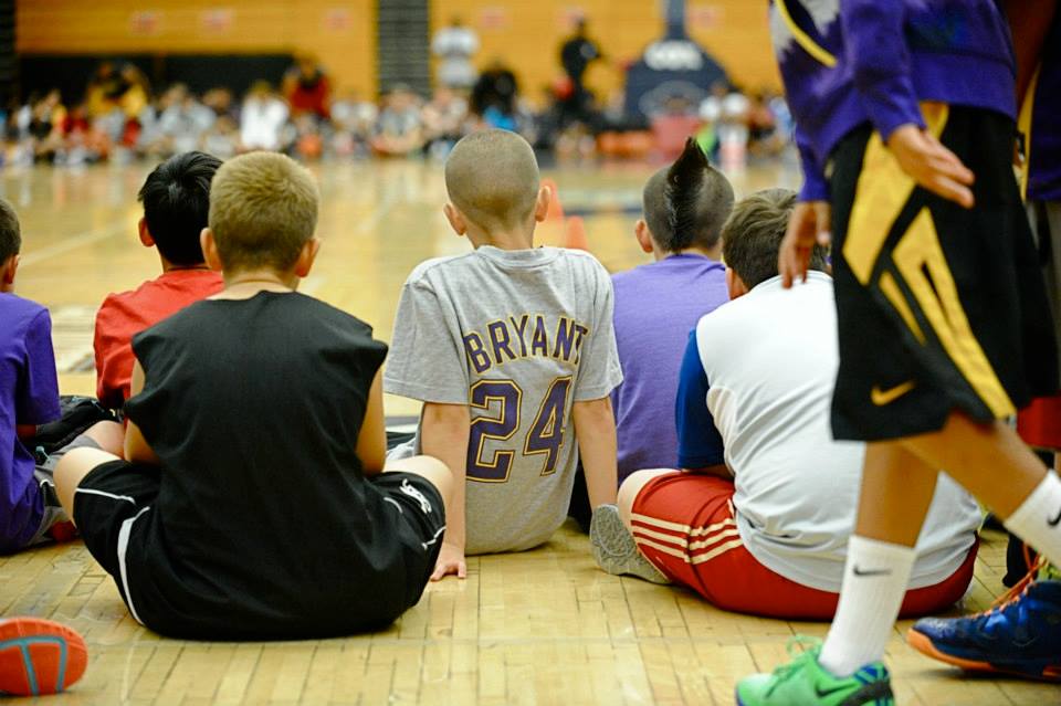 科比出席篮球训练营+与美女记者微笑畅谈