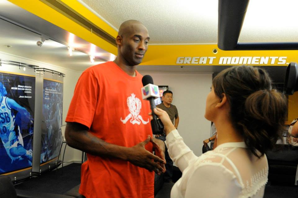 科比出席篮球训练营 与美女记者微笑畅谈-科比