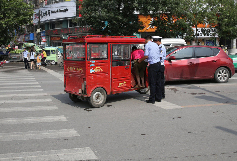 男子闯红灯被查当街脱裤耍无赖-车主,三轮车,交