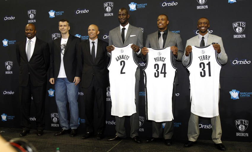 加内特皮尔斯特里正式亮相篮网 展示新球衣(组