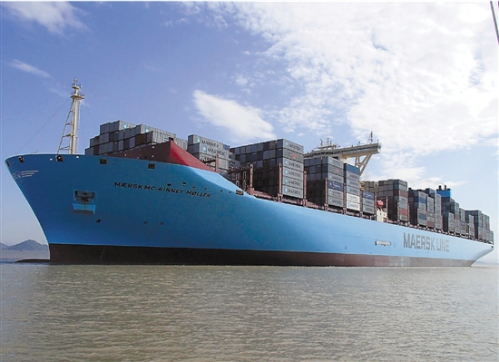 世界最大集装箱船马士基穆勒号 停靠宁波港-