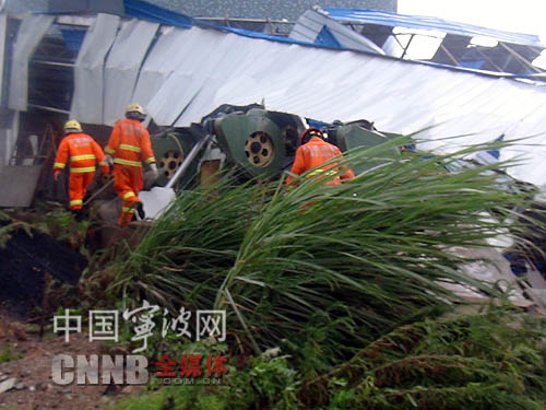 狂风暴雨 宁海一厂房被吹倒压死一人-厂房,倒塌