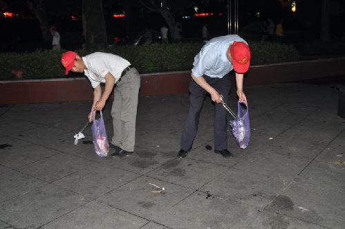 用最简单的捡垃圾感染身边人