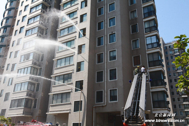 物业小区消防演练举行