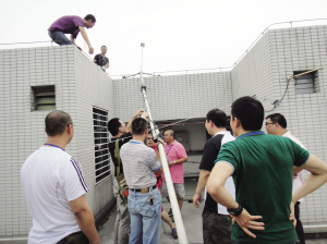 "电波卫士"守护亚青 看比赛不要携带私人wifi