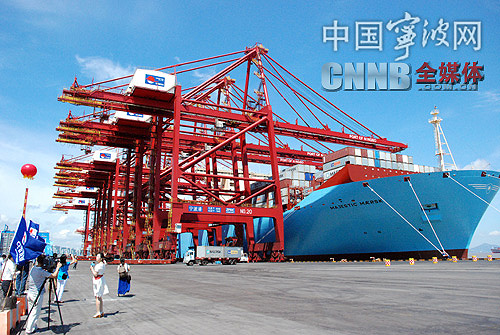 全球最大集装箱船美杰马士基号首航宁波港